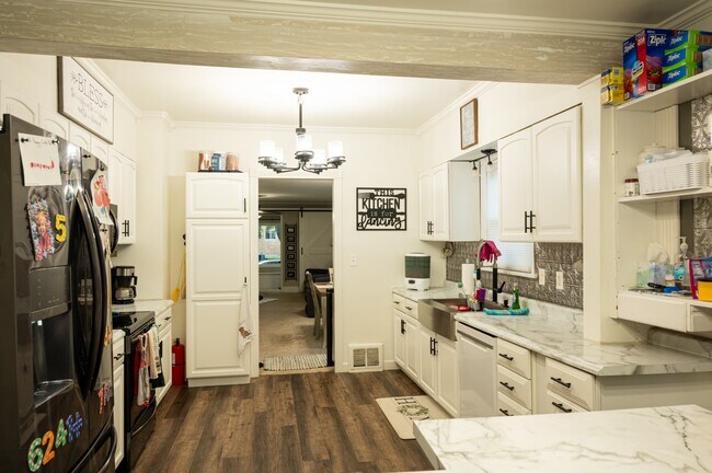 Cocina - 613 E 3rd Ave