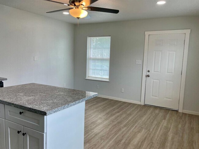 Building Photo - 1203 Sakowitz St