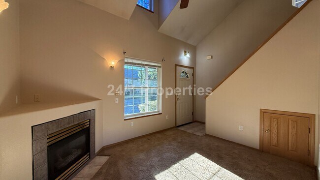 Foto del edificio - End-Unit 1 BD | 1.5 BA Townhome with Loft & Garage - Gresham