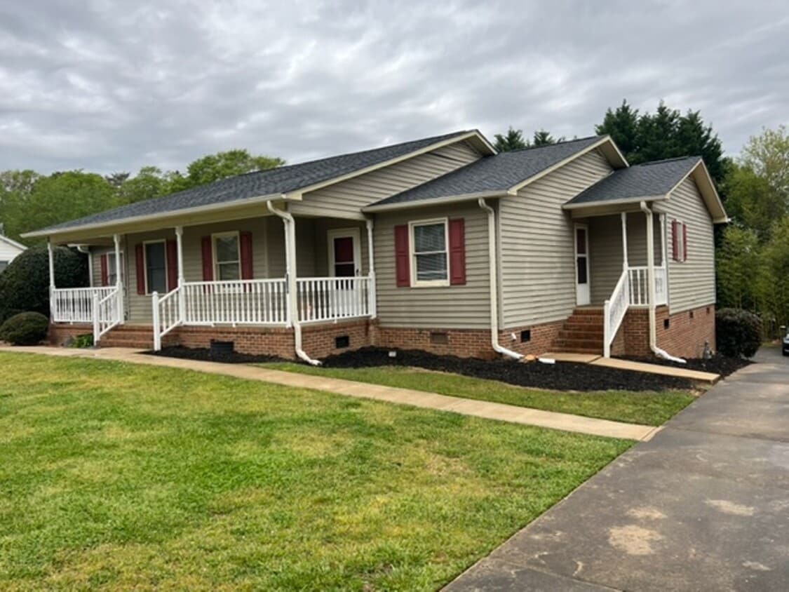 Primary Photo - Great location in Greer with easy drive to...