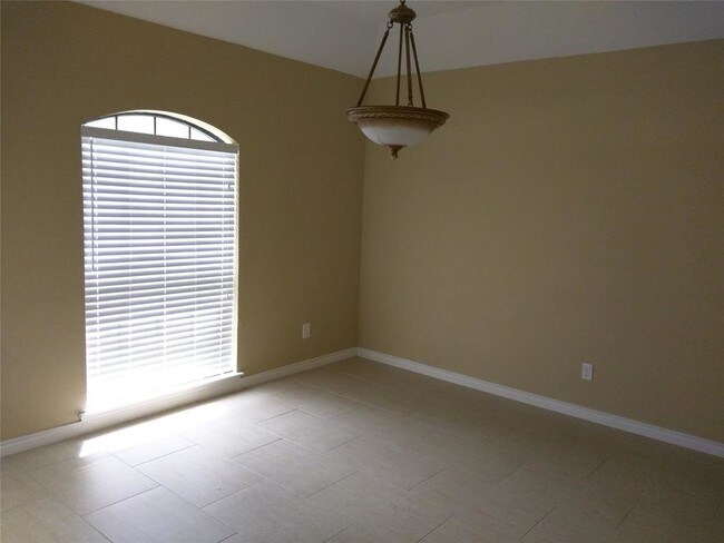 Foto del edificio - 6413 Stilwell Rd