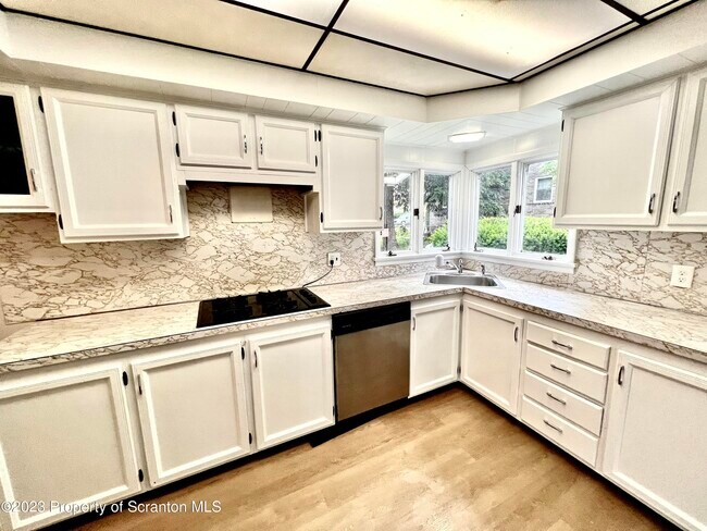 Building Photo - 305 N Hyde Park Ave