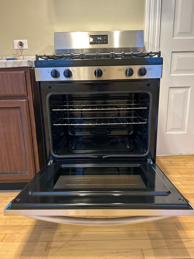 Building Photo - 862 N Hermitage Ave