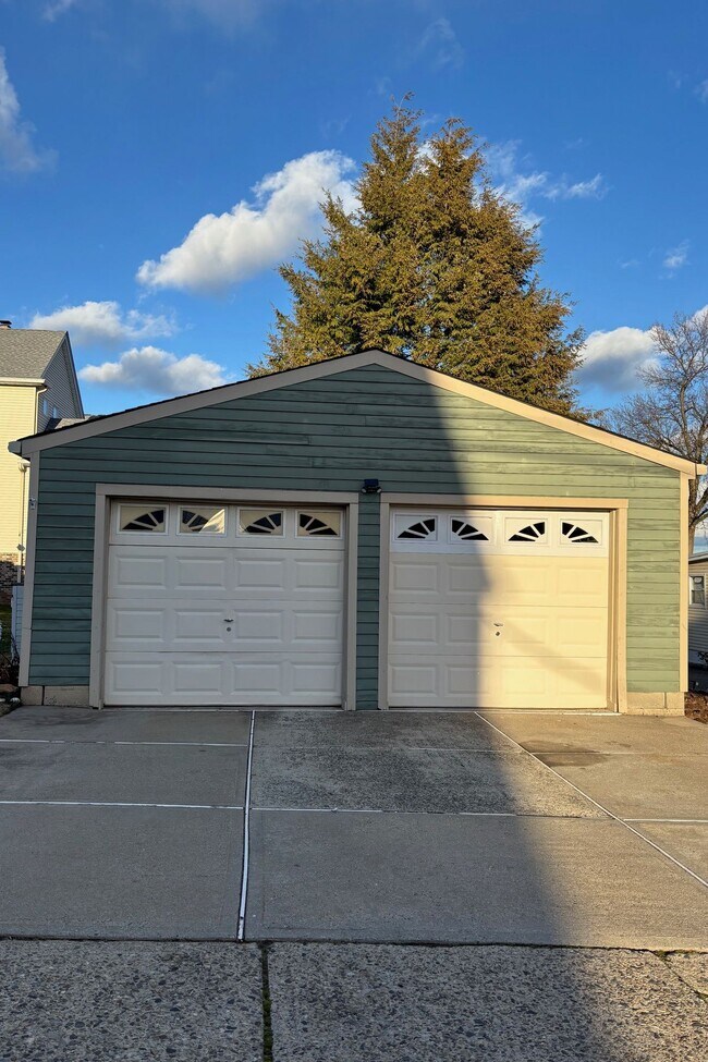 Foto del edificio - 2 Hasbrouck Ave