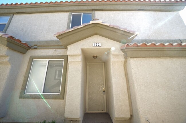 Foto del edificio - SHOWINGS AVAILABLE NOW
