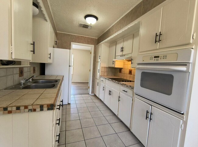 Building Photo - MUST SEE!!!!! Newly rehabbed 3 bedroom 2 b...