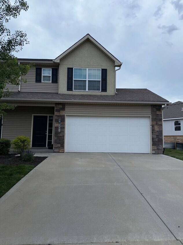 Primary Photo - Spacious 3 Bed 2.5 Bath with Stainless Ste...