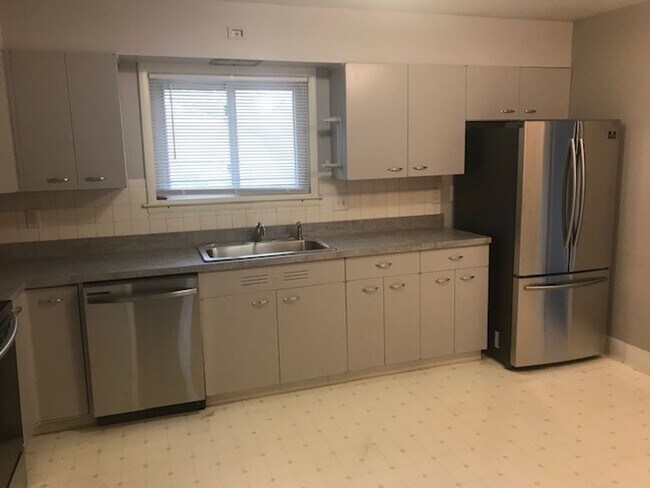 Building Photo - Ward Parkway Duplex Home with 2 Car Garage