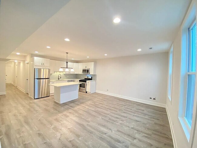 Foto del edificio - 2725 N Drake Ave