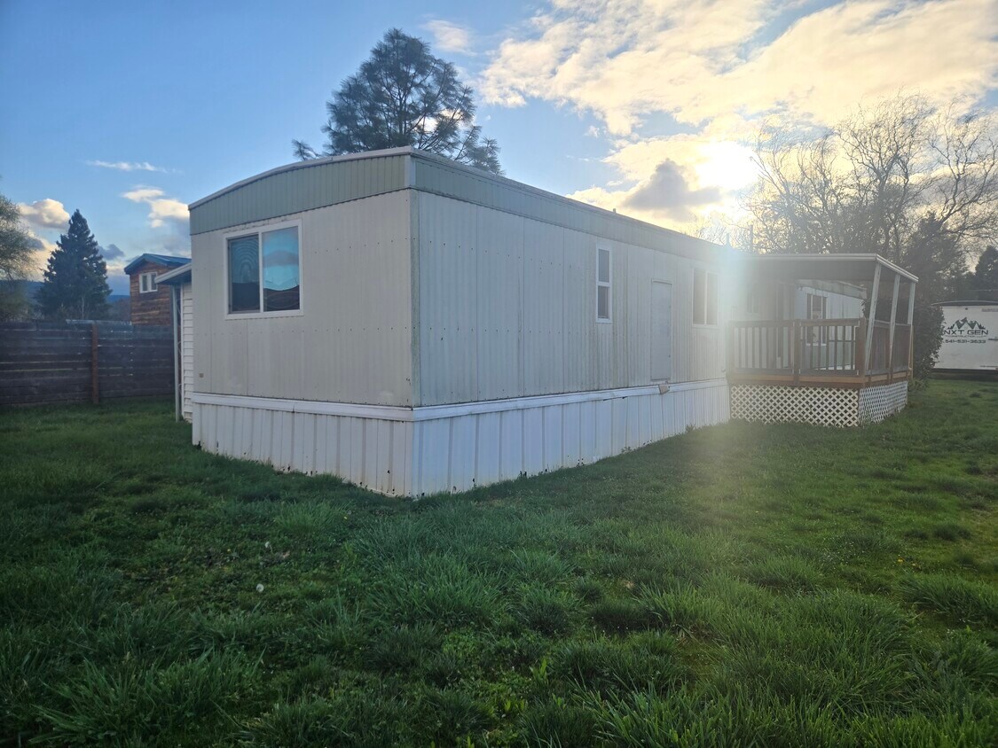 Foto del edificio - 1295 Thomas Rd