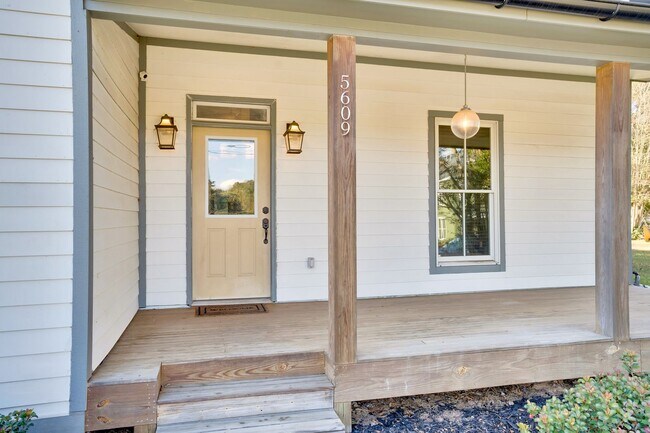 Foto del edificio - 6 Bedroom house in St Elmo!