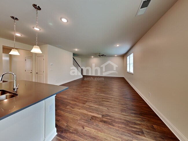 Building Photo - 216 Willow Ln