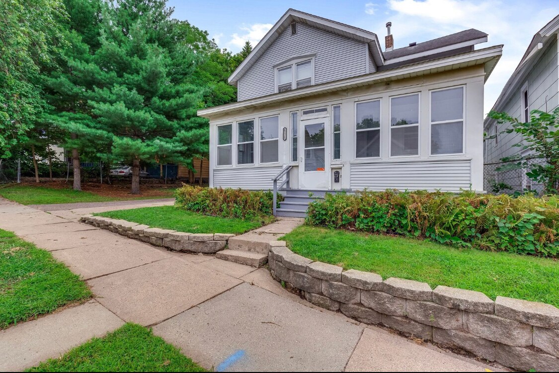 696 5th St E Unit 1, Saint Paul, MN 55106 Apartments in Saint Paul