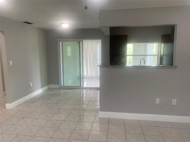 Foto del edificio - 2761 NW 69th Ave