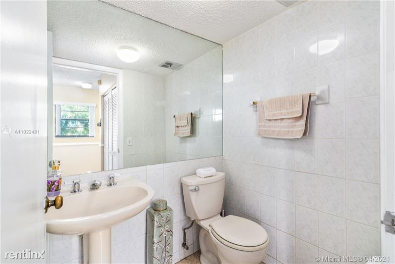 Building Photo - 3 br, 2 bath Townhome - 6621 SW 137 Ct