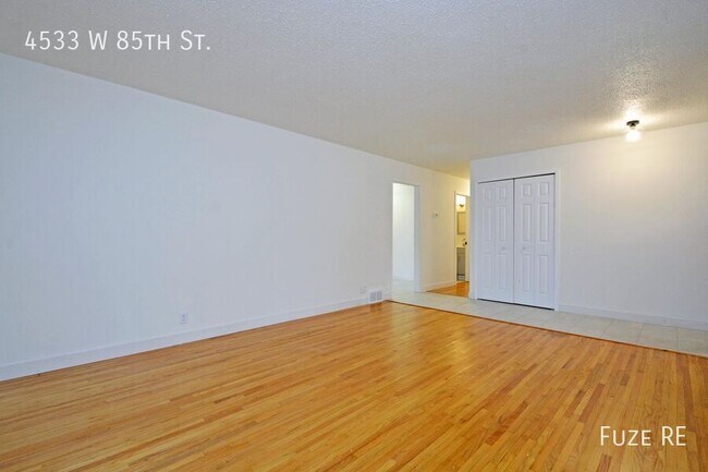 Foto del edificio - 4533 W 85th St