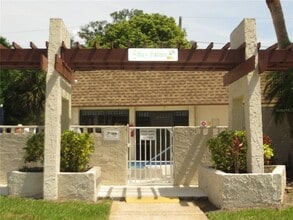 Building Photo - 2750 E Bay Dr
