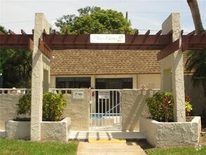 Building Photo - 2750 E Bay Dr