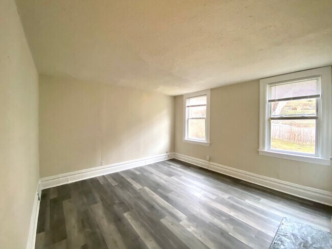 Building Photo - 908-910 Smithton Avenue