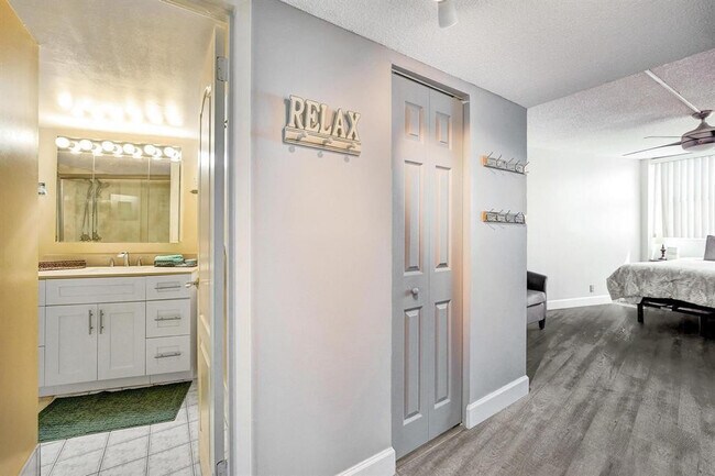 Foto del edificio - 100 Golden Isles Dr