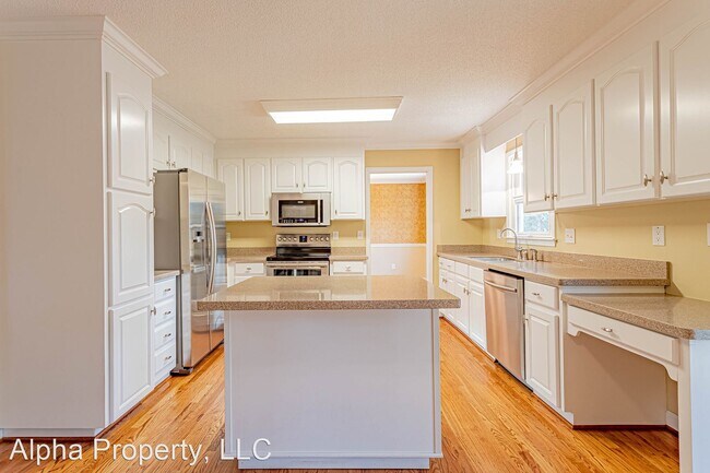 Building Photo - 5 br, 3 bath House - 102 Comstock Ct