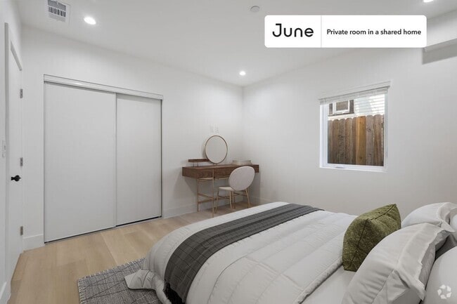 Building Photo - Private bedroom in 3 bed/2 bath Home