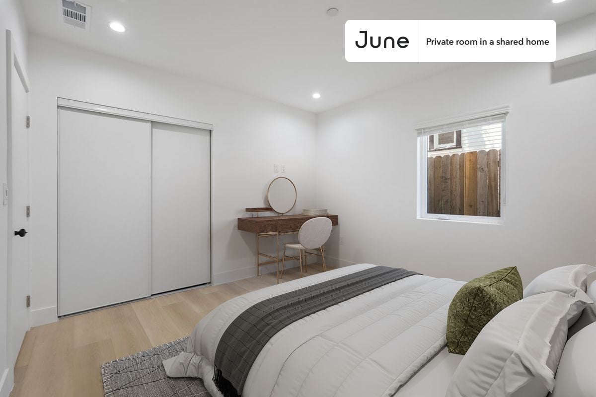 Foto principal - Private bedroom in 3 bed/2 bath Home