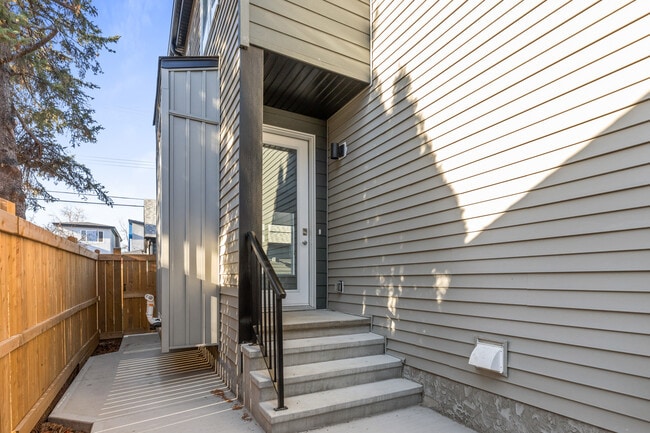 Photo du bâtiment - 11528-11122 122 St NW