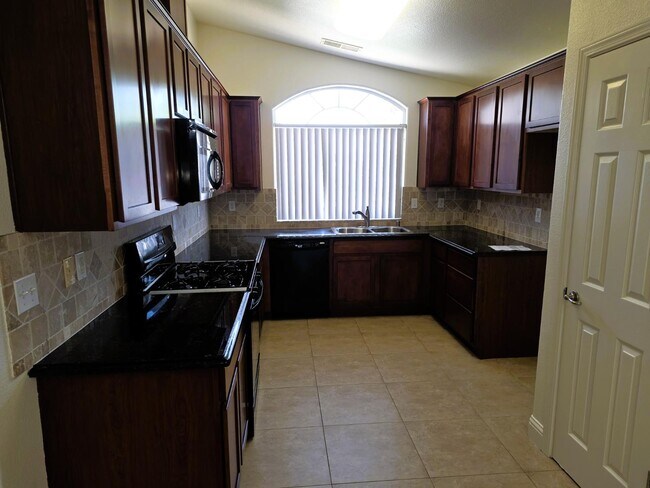 Foto del edificio - 5619 W University Ave