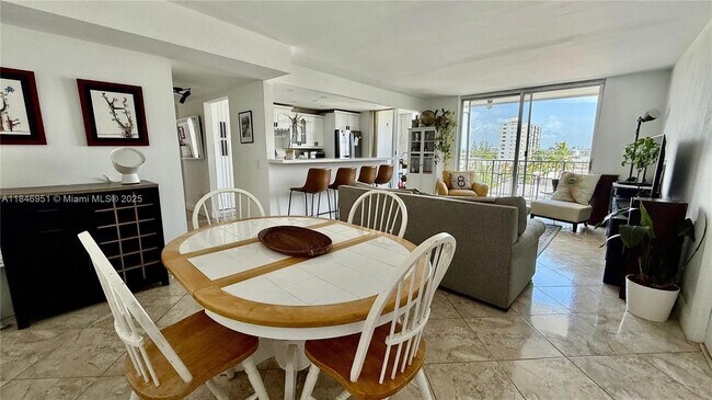 Foto del edificio - 7601 Byron Ave