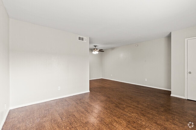 1BR, 1BA - 692SF - Living Room - University Villas Apartments