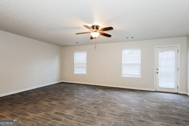 Foto del edificio - 1924 Simmons Ln