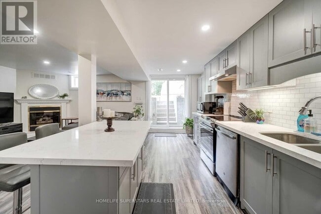 Building Photo - 2553 HOMELANDS Dr