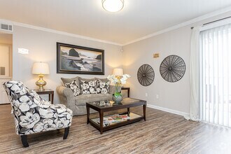 1BR, 1BA - 747SF - Emerald Pointe Apartment Homes