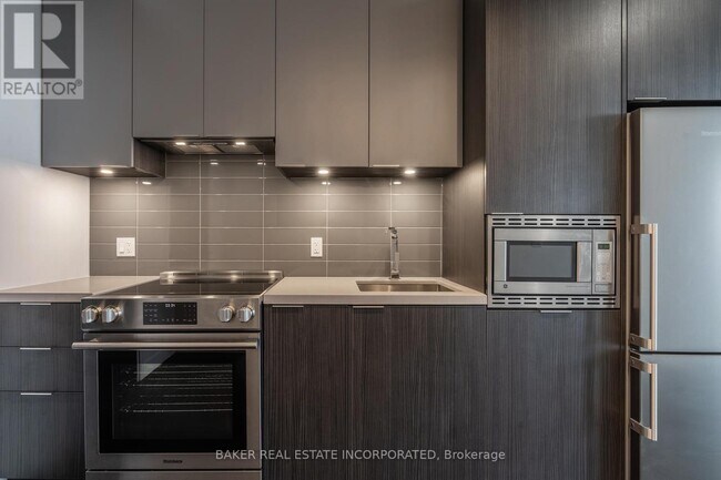 Building Photo - 15-3415 Roehampton Ave