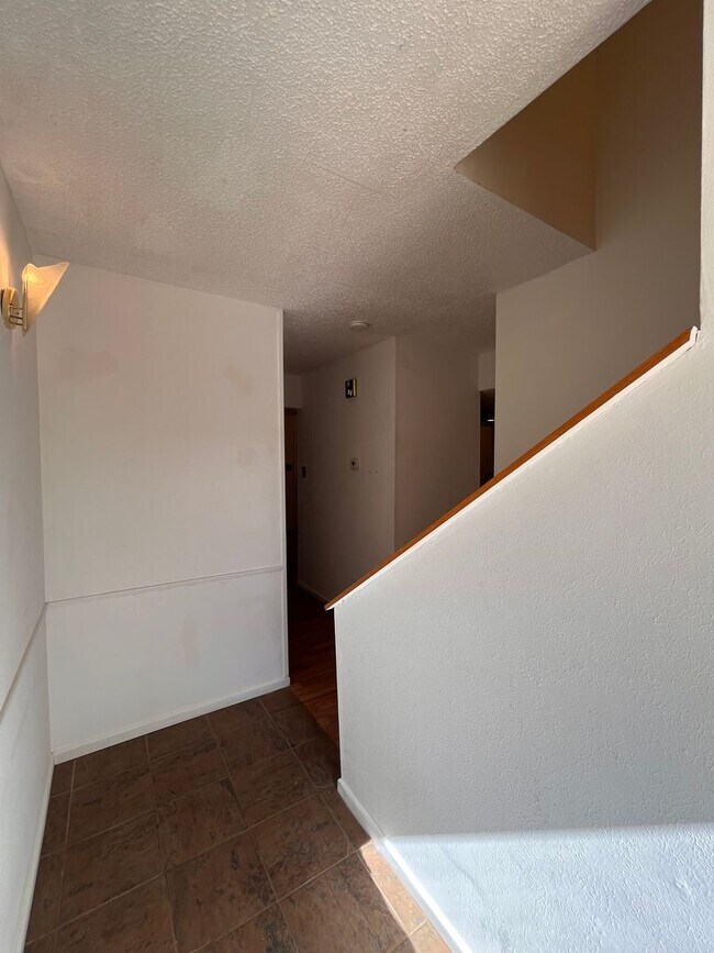 Foto del edificio - Spacious 3/2 with 2 carport spaces!