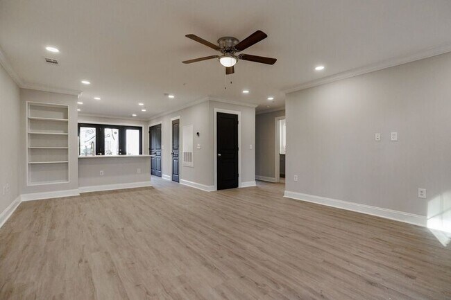 Building Photo - 490 S Barnett Shoals Rd