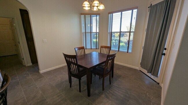 Foto del edificio - Immaculate 4 Bedroom 2.5 Bath Home in Sierra Meadows