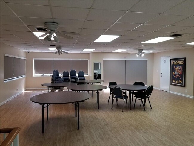 Building Photo - 430 Commodore Dr