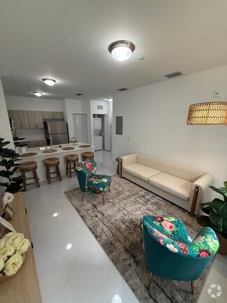 Building Photo - 891 SW 72nd Ave