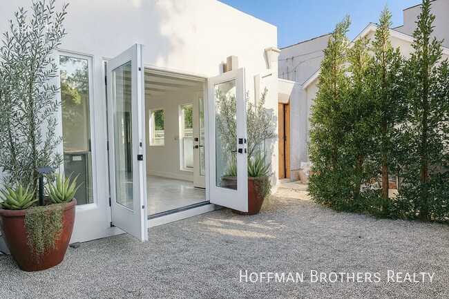 Foto del edificio - 1249 1/4 N Beachwood Dr