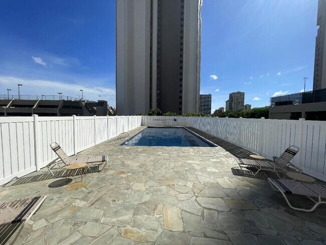 Foto del edificio - To register for the showing time below, no...