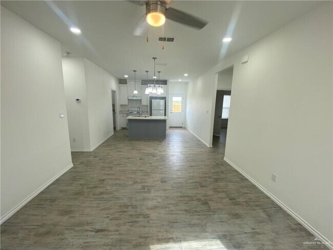 Building Photo - 2913 Maria Dr