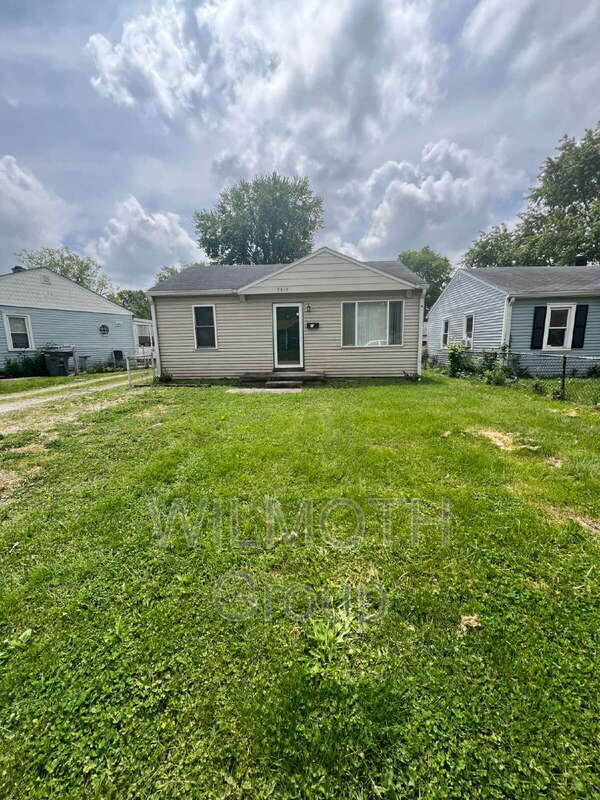 Primary Photo - 5819 Greenfield Ave