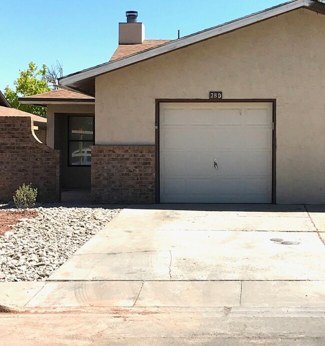 Building Photo - Charming 2 bedroom