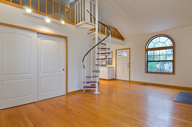 Building Photo - 3 Home Pl E