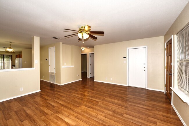 Foto del edificio - GREAT LOCATION: 1604 & SHAENFIELD  |  3 BE...