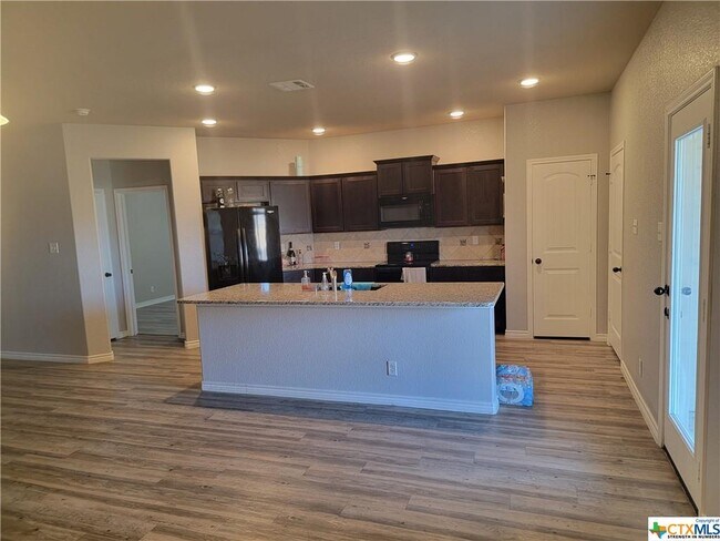 Foto del edificio - 6705 Keechi Valley Dr