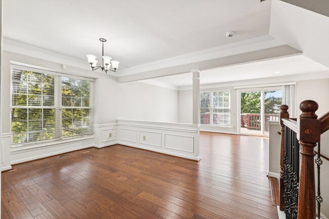 Building Photo - Welcome to this bright and beautifully maintained end-unit townhome in the desirable River Oaks c...