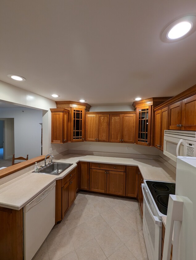 Kitchen - 28 Pine Brook Dr